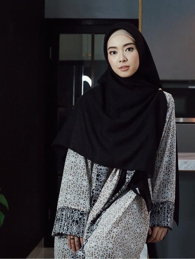 Setelah pensiun dari Wushu dan menjadi muallaf, kini Lindswell Kwok mantap berhijab syari. Penampilannya kerap menuai perhatian. Banyak netizen yang mengagumi keanggunannya. Foto: Ari Saputra