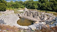 Butrint National Park merupakan situs arkeologi romawi. Sudah berumur lebih dari 2.500 tahun, wisawatan bisa melihat sisa-sisa theater Romawi, Basilika Bizantum dan kastil (iStock)