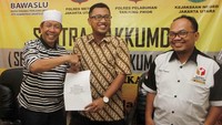 Usai pelaporan, Ketua Dewan Pengurus Cabang Partai Demokrat se-DKI Jakarta termasuk Ketua Demokrat DKI Jakarta Utara Zulkarnain (tengah peci putih) melaporkan 27 dugaan pelanggaran pemilu kepada Koordinator Divisi Penindakan Bawaslu Jakarta Utara Benny Saido (batik). Foto: dok. Partai Demokrat