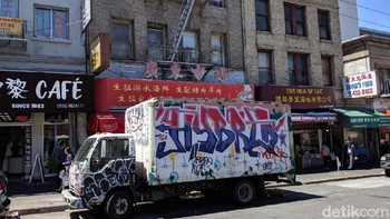 Kendaraan yang penuh dihiasi oleh grafiti di sekiaran Chinatown, San Francisco.  Foto: detikINET/Agus Tri Haryanto