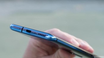 Ponsel ini tidak memiliki port jack audio 3,5 mm. Foto: Digital Trends/Andy Boxall