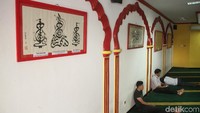 Ornamen khas Tionghoa terpajang di tembok masjid.