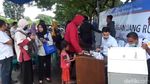 Warga Kendari Antre Tukar Uang untuk Lebaran