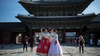 Bergeser ke negara tetengga Jepang, yaitu Korea Selatan. Di Negeri Ginseng para pelancong Muslim tak perlu khawatir kesulitan menemukan restoran halal maupun masjid, sebab pemerintah Korea Selatan lewat fasilitas layanan publik KTO Muslimnya siap memberikan informasi mengenai daftar restoran halal dan lokasi masjid terdekat. Carl Court/Getty Images.