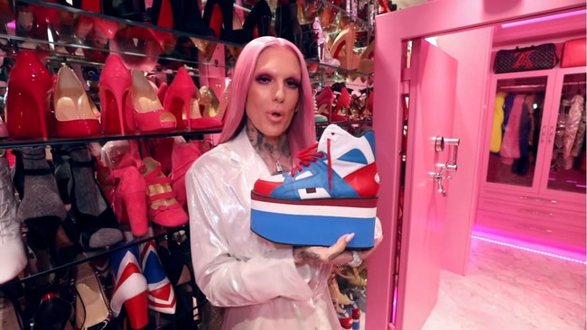 Sedangkan untuk sisi feminin pria 36 tahun tersebut terlihat menggemari high heels Louboutin. Jeffree pun tampak mengoleksi cukup banyak sepatu pink. Ada pula sepatu boots berhias Swarovsky hingga platform sneakers edisi Spice Girls. Foto: Youtube