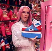 Sedangkan untuk sisi feminin pria 36 tahun tersebut terlihat menggemari high heels Louboutin. Jeffree pun tampak mengoleksi cukup banyak sepatu pink. Ada pula sepatu boots berhias Swarovsky hingga platform sneakers edisi Spice Girls. Foto: Youtube