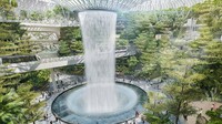 Kini, bandara Changi bukan hanya sekadar terminal tempat pesawat singgah dan pergi. Namun, juga menjadi destinasi wisata yang diincar oleh para wisatawan, termasuk asal Indonesia (Changi Aiport)