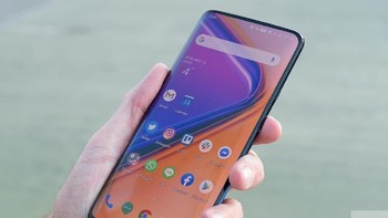 Memakai panel Fluid AMOLED berukuran 6,67 inch dengan resolusi 3.120 x 1.440 pixel, refresh rate 90 Hz dan dukungan HDR 10+. Foto: Digital Trends/Andy Boxall