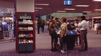 Bisa dibilang, tahun 90-an merupakan awal dari perkembangan inovasi yang ada di Bandara Changi. Dari segi frekuensi penerbangan, di tahun 1990 Bandara Changi telah mengoperasikan 52 maaskapai dengan total penerbangan mencapai 1.900 per minggunya (Changi Aiport)