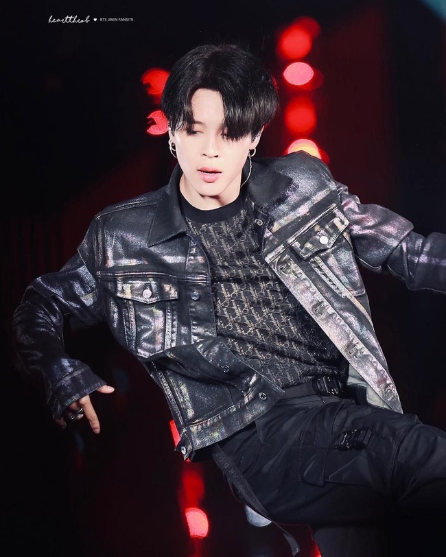 Tengok saja penampilan Jimin dengan celana kargo hingga t-shirt Dior berikut. Selain busana, Jimin juga menggunakan ikat pinggang Dior yang didesain oleh Matthew Williams, creative director 1017 ALYX 9SM. Foto: Istimewa