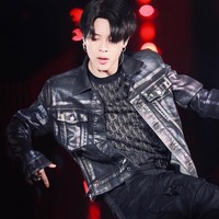Tengok saja penampilan Jimin dengan celana kargo hingga t-shirt Dior berikut. Selain busana, Jimin juga menggunakan ikat pinggang Dior yang didesain oleh Matthew Williams, creative director 1017 ALYX 9SM. Foto: Istimewa