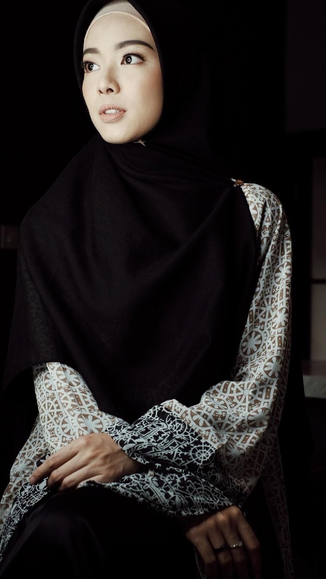 Hijab yang ia sukai adalah khimar instan dan hijab segi empat voile. Ia memilih hijab yang praktis dipakai, tidak gerah, dan mudah dipakai salat. Foto: Ari Saputra