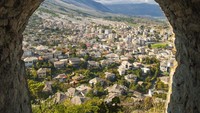 Albania punya beberapa kota tua cantik, salah satunya Gjirokaster. Kota ini juga terkenal sebagai Kota Batu karena atap rumah penduduk lokalnya yang sangat khas (iStock)