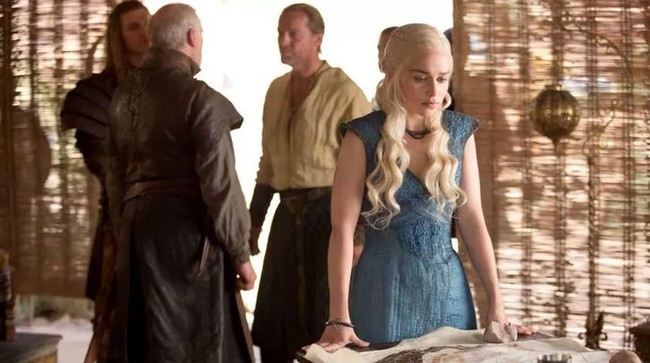 Pada season 3, Daenerys Targaryen mengklaim dirinya sebagai seorang ratu. Rambutnya tak lagi digerai namun diikat dan dikepang. Pada musim ini, ia berhasil membebaskan budak dan mengumpulkan tentara Unsullied yang tak takut mati. Ia mengenakan gaun biru dengan tekstur mirip kulit naga. Foto: Dok. HBO