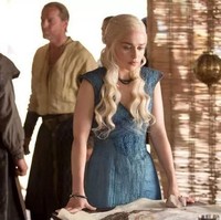 Pada season 3, Daenerys Targaryen mengklaim dirinya sebagai seorang ratu. Rambutnya tak lagi digerai namun diikat dan dikepang. Pada musim ini, ia berhasil membebaskan budak dan mengumpulkan tentara Unsullied yang tak takut mati. Ia mengenakan gaun biru dengan tekstur mirip kulit naga. Foto: Dok. HBO