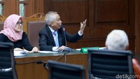 OC Kaligis terbukti menyuap majelis hakim dan panitera PTUN di Medan sebesar 27.000 dollar AS dan 5.000 dollar Singapura.