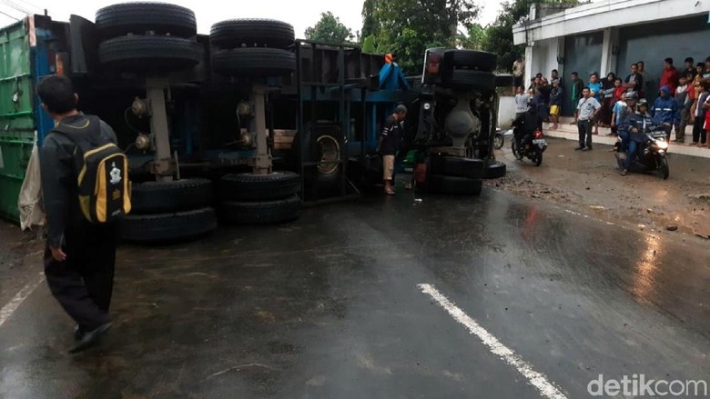 Truk Kontainer Terguling Seruduk 7 Kendaraan di Sukabumi Truk Kontainer Terguling Seruduk 7 Kendaraan di Sukabumi