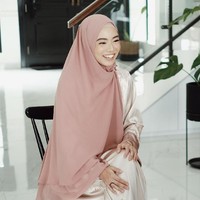 Untuk busana, Lindswell mengaku sangat mengutamakan kenyamanan. Pertama yang aku cari itu bahan yang adem, lalu yang polos, kalau yang bermotif, nggak terlalu berlebihan, tutur Lindswell Kwok kepada Wolipop, di kawasan Tangerang, Banten, Jumat (10/5/2019). Foto: Ari Saputra