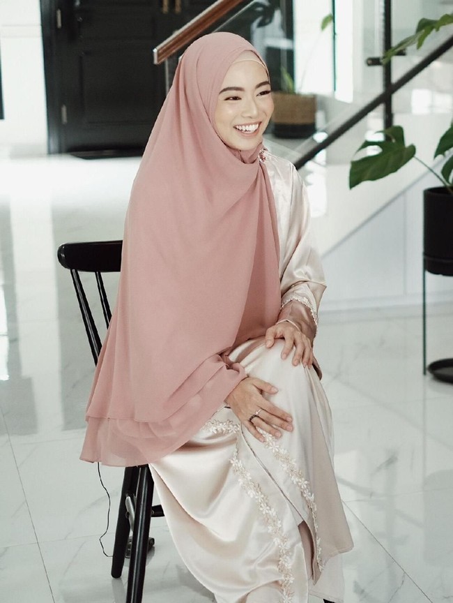 Untuk busana, Lindswell mengaku sangat mengutamakan kenyamanan. Pertama yang aku cari itu bahan yang adem, lalu yang polos, kalau yang bermotif, nggak terlalu berlebihan, tutur Lindswell Kwok kepada Wolipop, di kawasan Tangerang, Banten, Jumat (10/5/2019). Foto: Ari Saputra