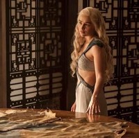 Penampilan Daenerys Targaryen makin menunjukkan peningkatan, karena dia telah memiliki dua pasukan. Dothraki dan Unsullied. Di season 4, gaunnya terlihat lebih mewah dan bersahaja. Foto: Dok. HBO