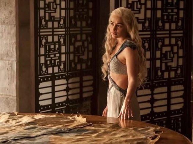 Penampilan Daenerys Targaryen makin menunjukkan peningkatan, karena dia telah memiliki dua pasukan. Dothraki dan Unsullied. Di season 4, gaunnya terlihat lebih mewah dan bersahaja. Foto: Dok. HBO