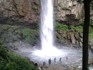 Pesona Air Terjun Saringgana yang Belum Banyak Orang Tahu
