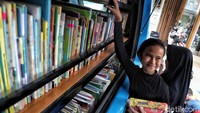 Mobil perpustakaan juga dihadirkan di lokasi pengungsian.