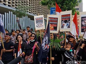 Bawa Keranda, Sejumlah Massa Demo di Depan Bawaslu