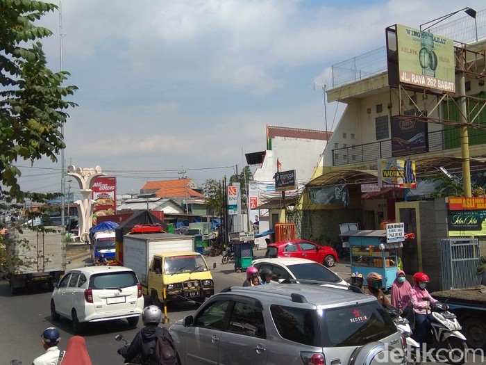 Pembatas tengah jalan depan Pasar Babat