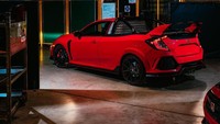 Selain itu, yang unik lagi, spoiler belakang Civic Type R dibiarkan begitu saja. Jadi seperti pikap sport dengan memiliki spoiler di belakang. Istimewa.