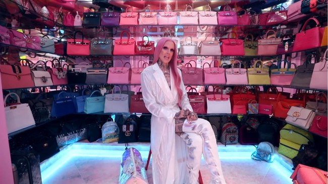 Di awal video, Jeffree mengaku sedikit takut menunjukkan ruang closet yang dihiasi chandelier hingga material kulit pink tersebut. Apalagi ia belum pernah membiarkan orang lain masuk ke dalamnya. Ruangan penyimpanan barang branded Jeffree ini dibuat karena closet kamar tidurnya sudah penuh baju dan sepatu. Foto: Youtube