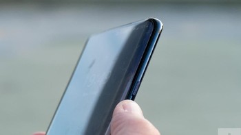 Ponsel ini punya opsi RAM 6 GB, 8 GB dan 12 GB. Memori internalnya 128 GB dan 256 GB. Foto: Digital Trends/Andy Boxall