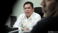 Sekretaris Fraksi Partai Golkar Adies Kadir memberikan keterangan pers di ruang Fraksi Partai Golkar di Kompleks Parlemen Senayan, Jakarta, Rabu (15/5/2019).