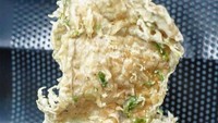 Tempe mendoan kriwil ini disajikan dalam besek bambu. Aromanya gurih enak dimakan dengan cabai pedas. Foto: bubueataway