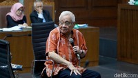 Dalam sidang tersebut OC Kaligis membawa mantan Hakim Agung Mohammad Laica Marzuki sebagai saksi ahli.