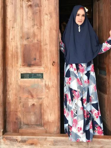 Mencontek Gaya Syar'i Mulan Jameela, Gamis hingga Bros di Bawah Rp 200 Ribu