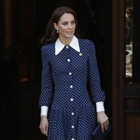 Dalam kesempatan tersebut, Kate memakai gaun biru navy polkadot rancangan Alessandra Rich dengan kerah dan manset putih sebagai aksen. Gaun yang sama juga pernah menjadi andalan untuk foto keluarga dalam rangka perayaan ulang tahun ke-70 Pangeran Charles November 2018. (Foto: Darren Staples/Getty Images)