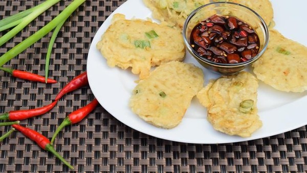 Menu Buka Puasa Sedap, Tempe Mendoan Hangat Bercocol Sambal Kecap!