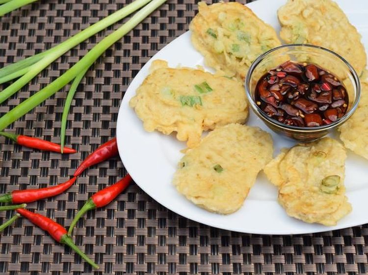 Menu Buka Puasa Sedap, Tempe Mendoan Hangat Bercocol Sambal Kecap!