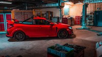 Honda Civic Type R merupakan hatchback ganas bertenaga tinggi. Mobil yang dibanderol hingga miliaran rupiah di Indonesia ini memiliki bentuk yang sporty dan mampu melaju dengan kecepatan tinggi. Istimewa.