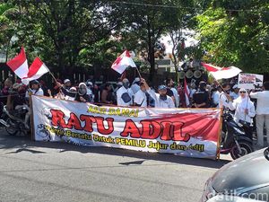 Massa Ratu Adil Geruduk Bawaslu Jatim Tuntut Jokowi Didiskualifikasi