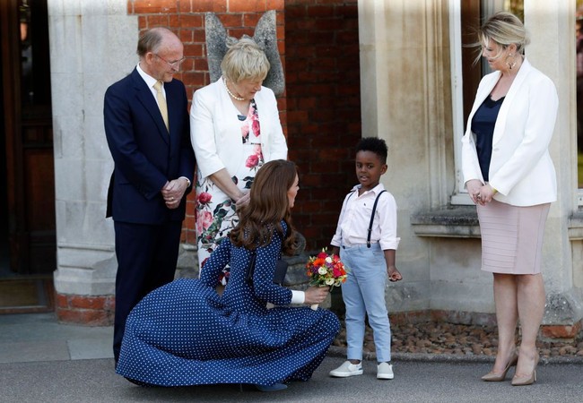 Kate saat menerima karangan bunga dari seorang anak kecil yang menyambutnya di Bletchley Park. Menurut cuitan Kensington Royal, ibu tiga anak itu hadir untuk membuka sebuah pameran dalam rangka peringatan 75 tahun D-Day Landings yang terjadi saat Perang Dunia II. (Foto: Darren Staples/Getty Images)