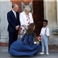 Kate saat menerima karangan bunga dari seorang anak kecil yang menyambutnya di Bletchley Park. Menurut cuitan Kensington Royal, ibu tiga anak itu hadir untuk membuka sebuah pameran dalam rangka peringatan 75 tahun D-Day Landings yang terjadi saat Perang Dunia II. (Foto: Darren Staples/Getty Images)