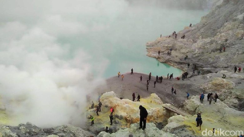 Ijen Keluarkan Gas Beracun, Wisatawan Diminta Waspada Ijen Keluarkan Gas Beracun, Wisatawan Diminta Waspada