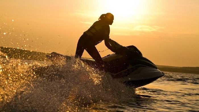Seorang perempuan mengalami cedera saat main jetski hingga tumbuh hematoma di area Miss V (Foto: iStock) Seorang perempuan mengalami cedera saat main jetski hingga tumbuh hematoma di area Miss V (Foto: iStock)