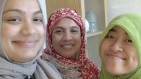 Penulis (kanan) bersama Hafsa dan ibunya. Swedia adalah negeri yang menjunjung toleransi, namun rasisme menjadi tantangan bersama (Artika Rachmi Farmita/Istimewa)