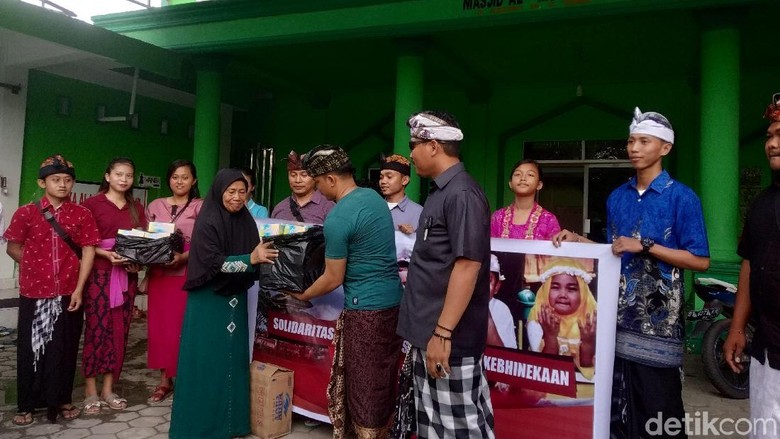 Indahnya Toleransi, Umat Hindu di Kendari Bagi-bagi Takjil ke Warga Indahnya Toleransi, Umat Hindu di Kendari Bagi-bagi Takjil ke Warga