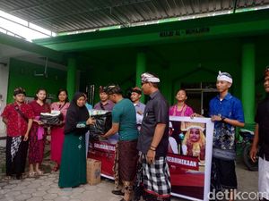 Indahnya Toleransi, Umat Hindu di Kendari Bagi-bagi Takjil ke Warga
