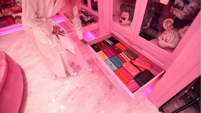 Selanjutnya ia memamerkan berbagai koleksi kacamata dan dompet. Jeffree pun kedapatan punya sunglasses yang rata-rata harganya Rp 14 jutaan dan 14 dompet yang masing-masing bisa mencapai harga Rp 50 juta.  Foto: Youtube