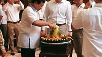 Salah satunya momen yang dibagikan pada pertengahan Oktober 2016. Dhani berada tepat di samping sang eks Danjen Kopassus yang tengah memotong tumpeng. Foto: Instagram dhaniwirianata